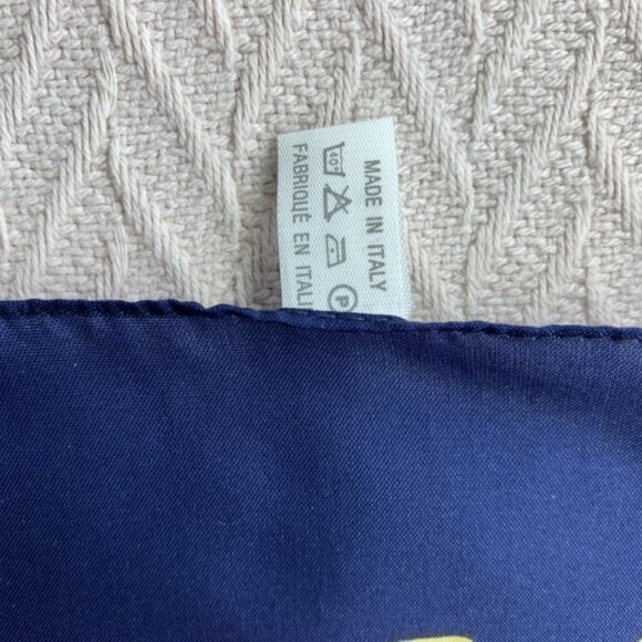 Chic and Timeless Equestrian-Style Scarf - Picture 3 of 9